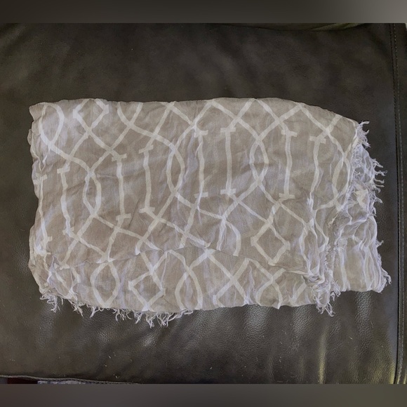Light Gray Patterned Scarf - Picture 3 of 3